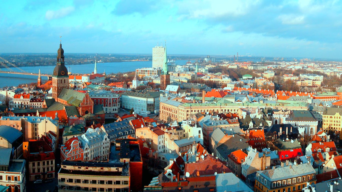 Обладатели дипломатических паспортов могут летать в Латвию без визы