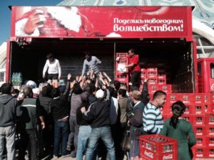 В Ташкенте люди стоят в очереди за дешевой Coca-Cola (фото)