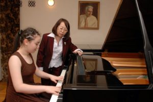 Учителей музыки и искусства в Узбекистане будут поощрять надбавками за успешное выступление учеников