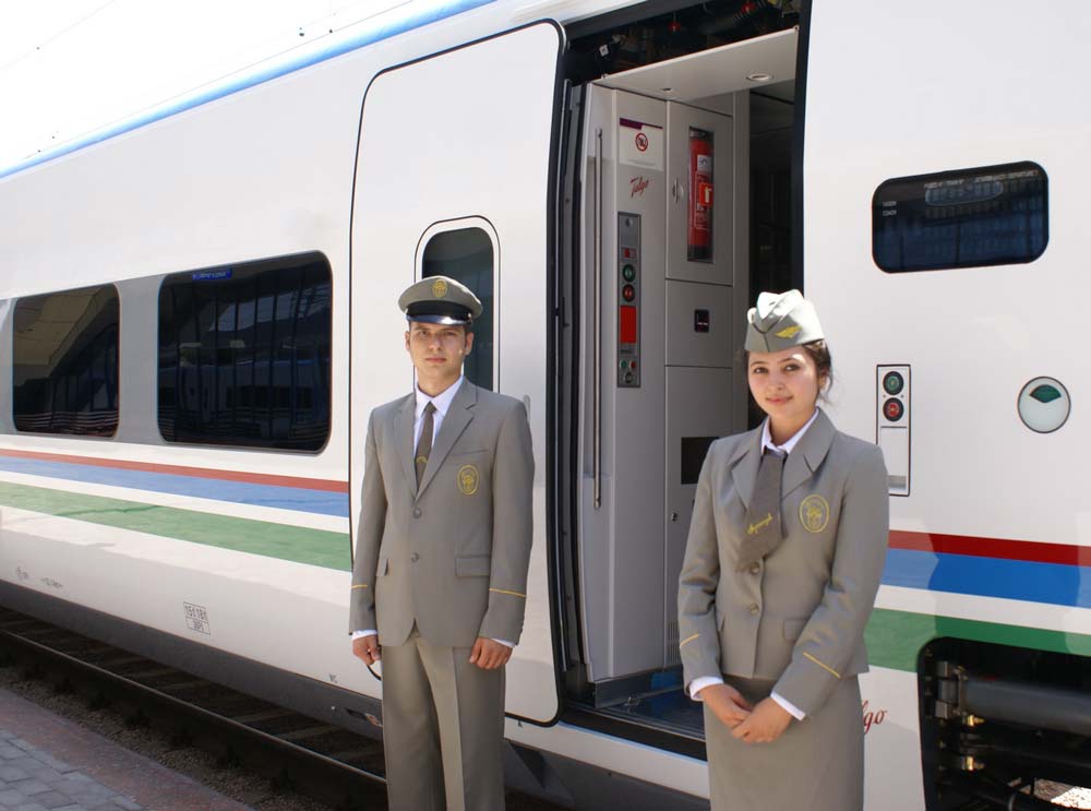 Ислам Каримов наградил 40 работников сферы железнодорожного транспорта