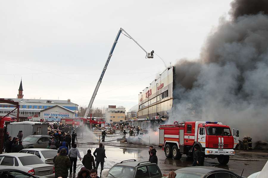 При пожаре в торговом центре в Казани погибло трое граждан Узбекистана