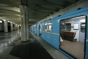 В Ташкентском метро снова начали размещать коммерческую рекламу