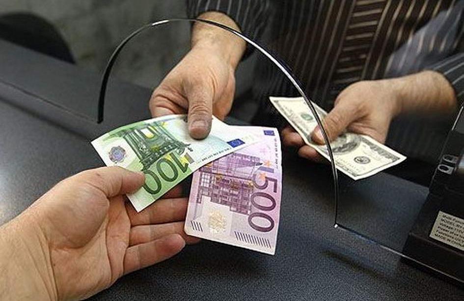 Почти в три раза упали объемы денежных переводов из России