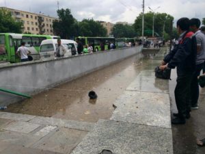 Сильный ливень затопил в Ташкенте дороги и подземные переходы (фото)