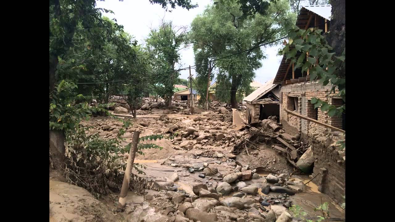 Мощный сель обрушился на село Чодак и привел к жертвам