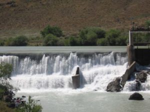 Кыргызстан может временно закрыть на ремонт канал в Узбекистан