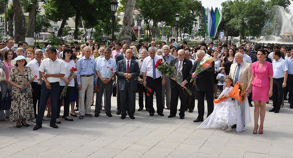 В Ташкенте состоялось возложение цветов к памятнику Пушкина