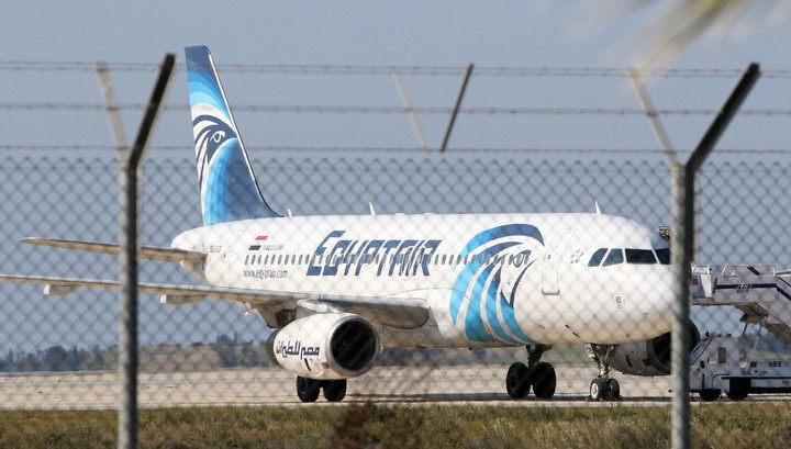 Пассажиры и экипаж самолета EgyptAir эвакуированы