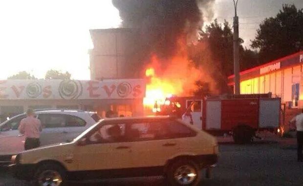 В Ташкенте из-за взрыва в лаваш-центре начался пожар