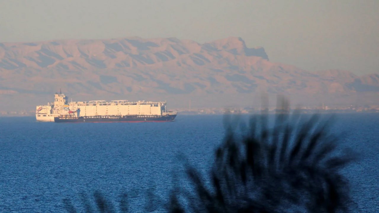 Грузовые суда, направляющиеся в Красное море