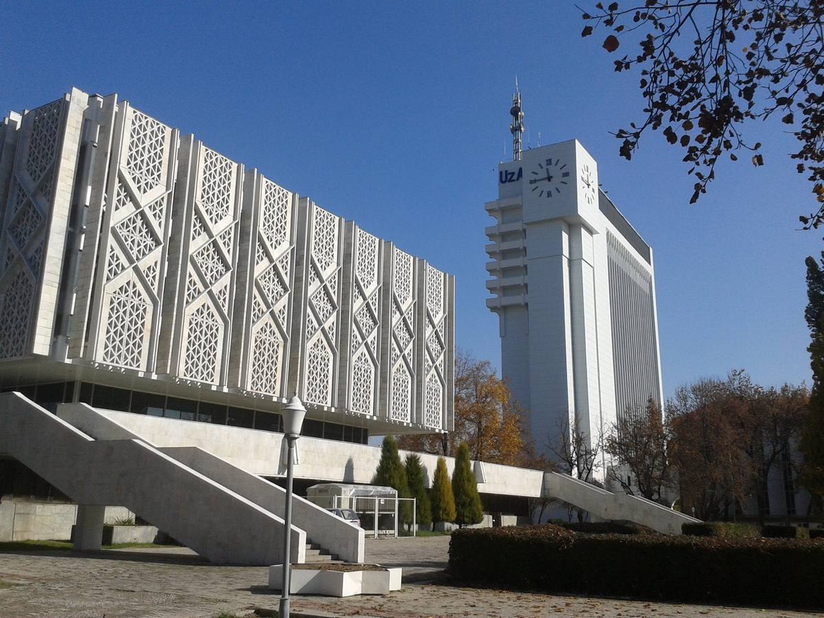 Шарк ташкент. Ташкент город. Ташкент здание Шарк. Здания издательства «Шарк» Ташкент. Ташкент. Здание Издательство Узбекистан.