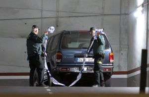 Офицеры гражданской гвардии Испании исследуют гараж, где было найдено тело российского летчика Максима Кузьминова после того, как он был застрелен, в Вильяхойосе, Испания.
