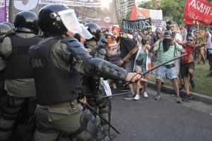 Столкновения полиции с демонстрантами у здания Конгресса в Буэнос-Айресе