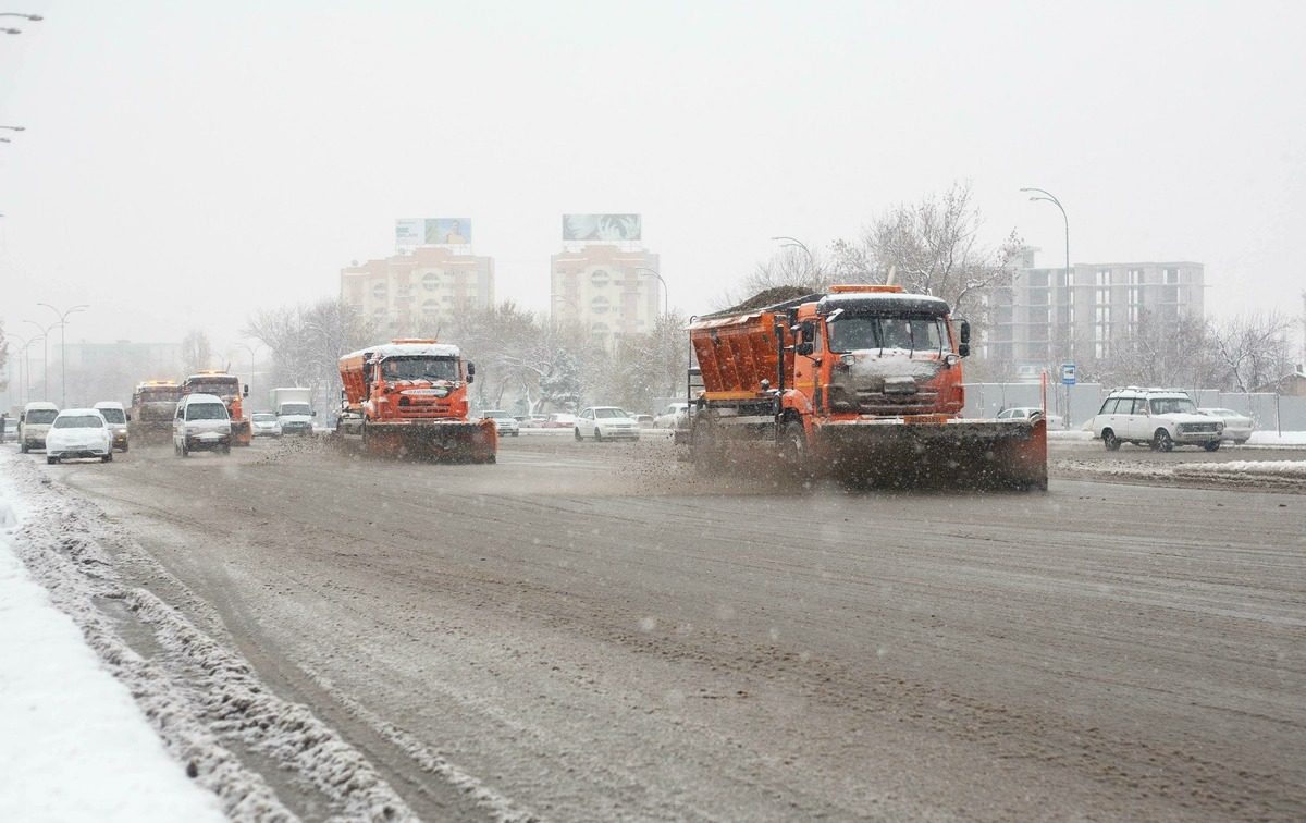 В Ташкенте начали очищать дороги от снега