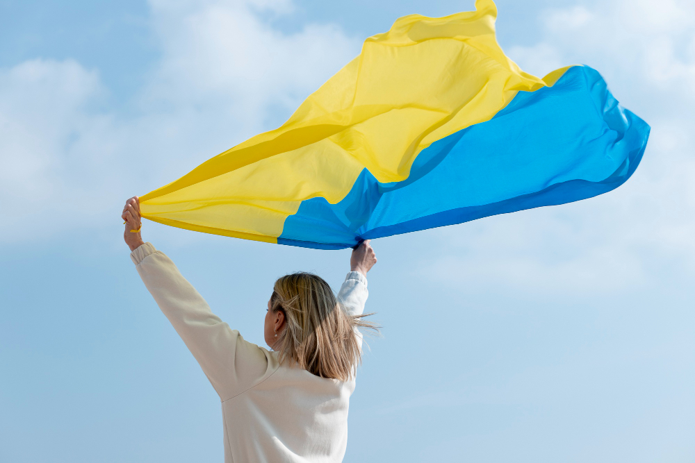 Женщина держит флаг Украины