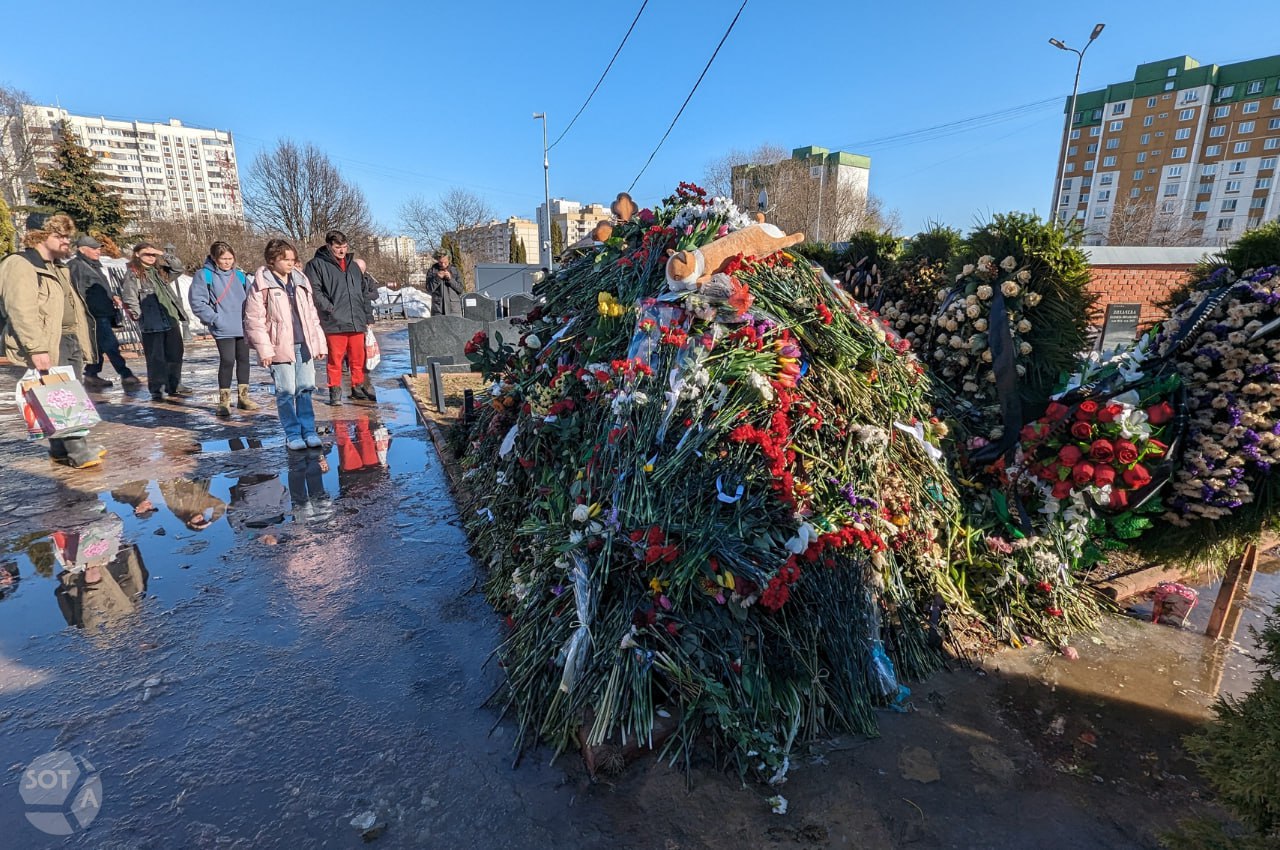 На Борисовском кладбище убрали венки с могилы Алексея Навального