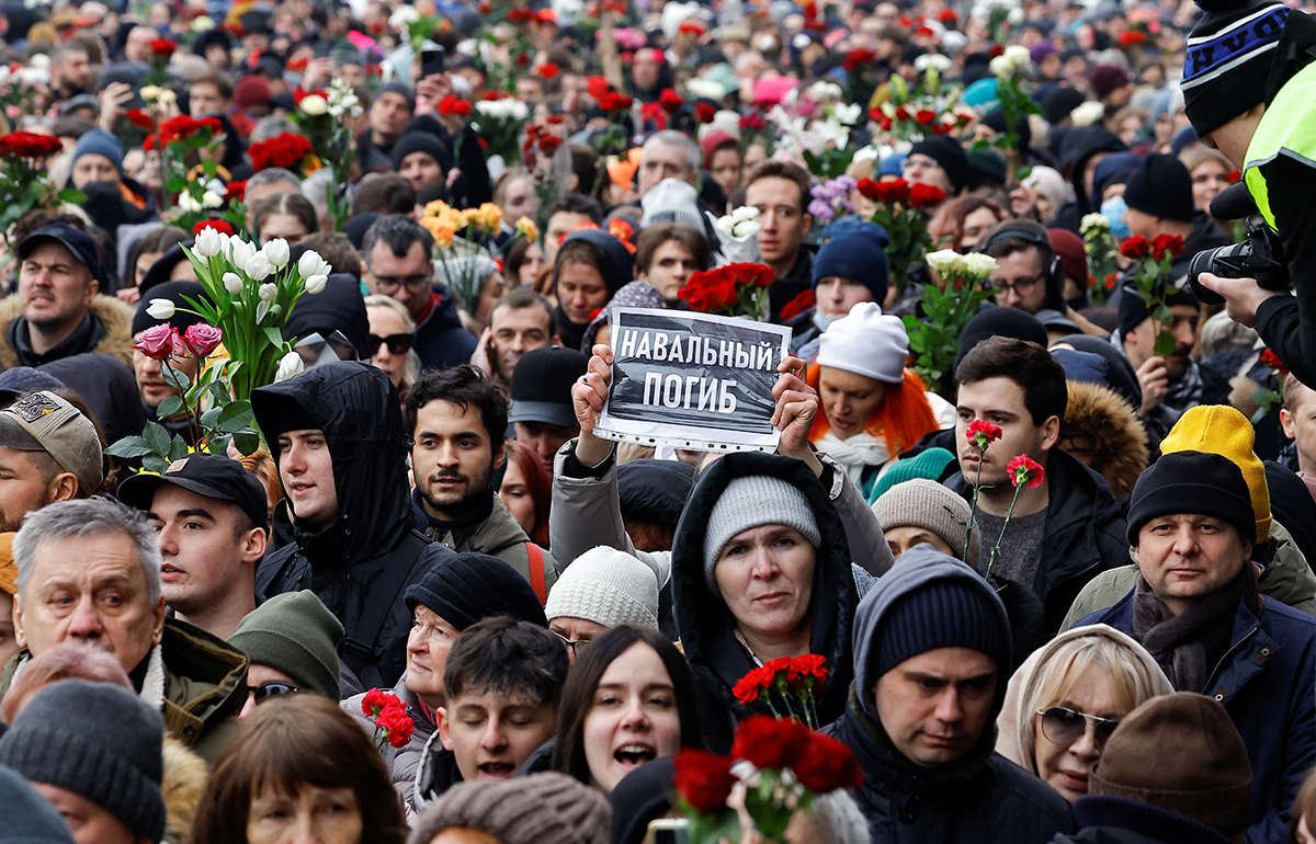 По данным "ОВД-Инфо" не менее 47 человек были задержаны во время акций прощания с Алексеем Навальным