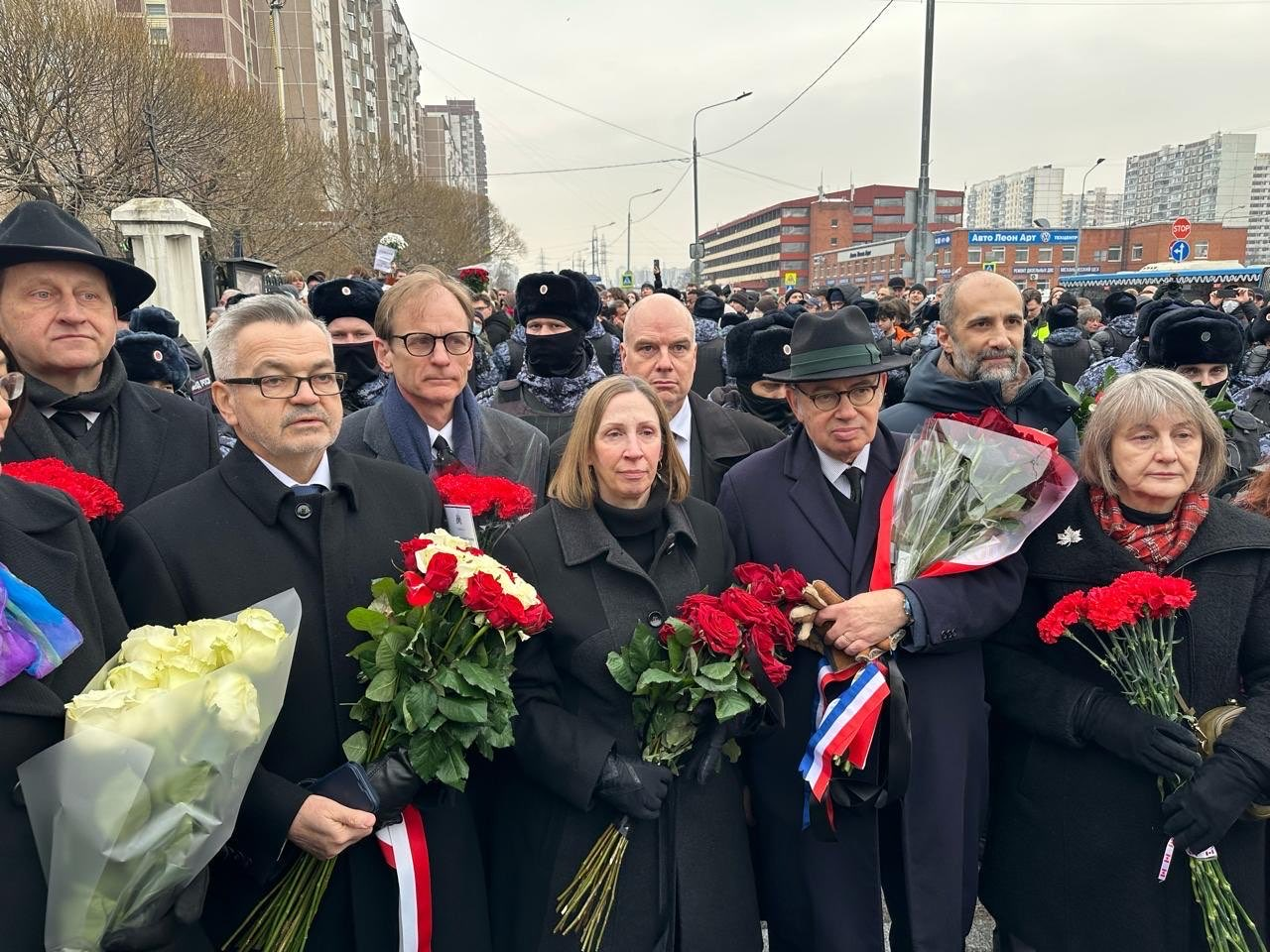 «Мы увидели другую Россию». Послы 10 западных стран пришли на похороны Навального