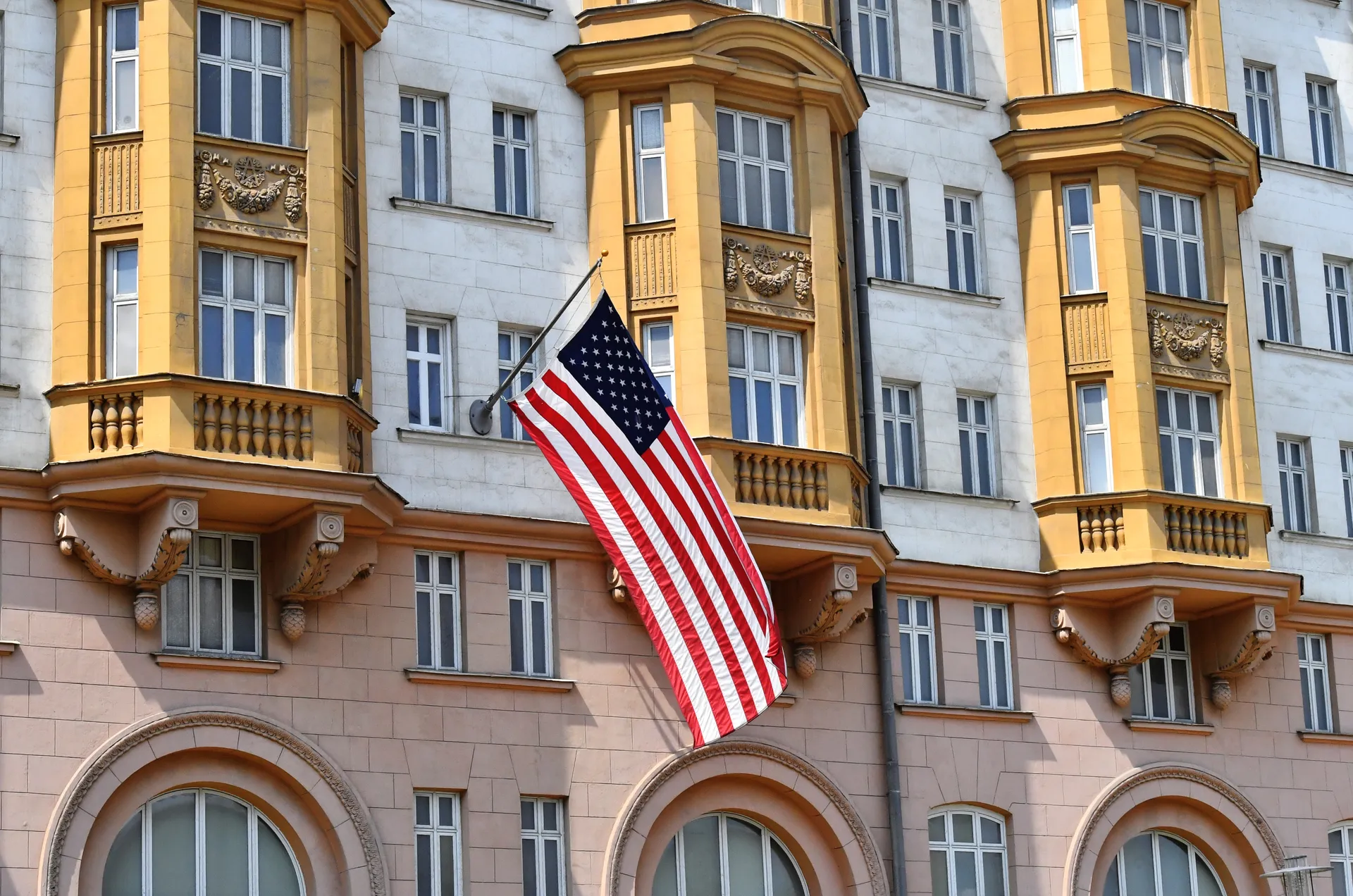 МИД РФ пригрозил закрыть посольство в США